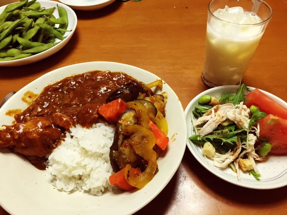 男のチキンカレー夏野菜添え&野菜サラダ&パイナップルラッシー|Kenichi Haradaさん