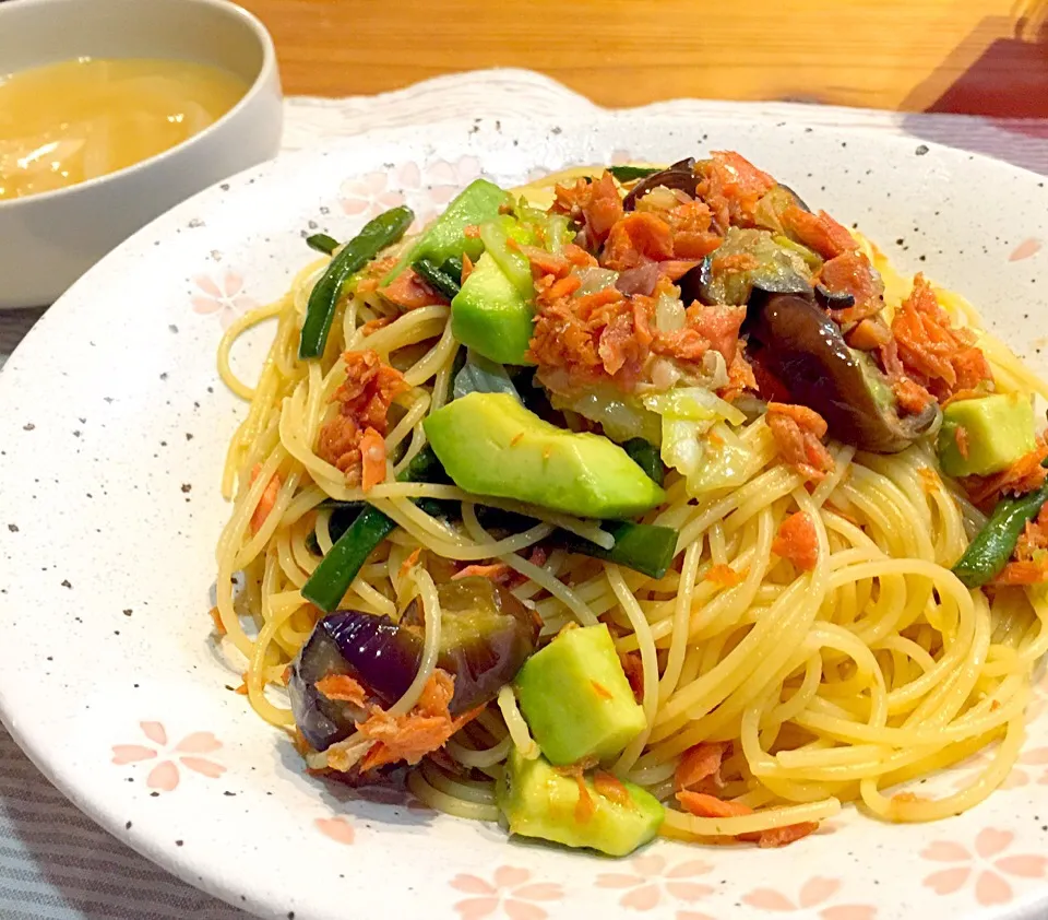 サーモン野菜パスタとオニオンスープ|ひなこさん