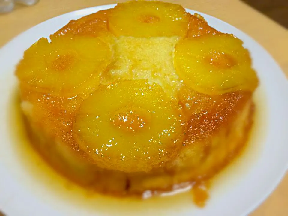 Golden licking good. #pineapple cake|Gabriel Marquesさん