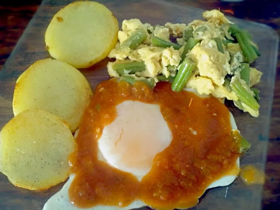 Snapdishの料理写真:Huevos revueltos con ejotes, papa dorada y un huevo frito con salsa... POR QUE SOY MUY TRAGÓN!|Javier Rdz.さん