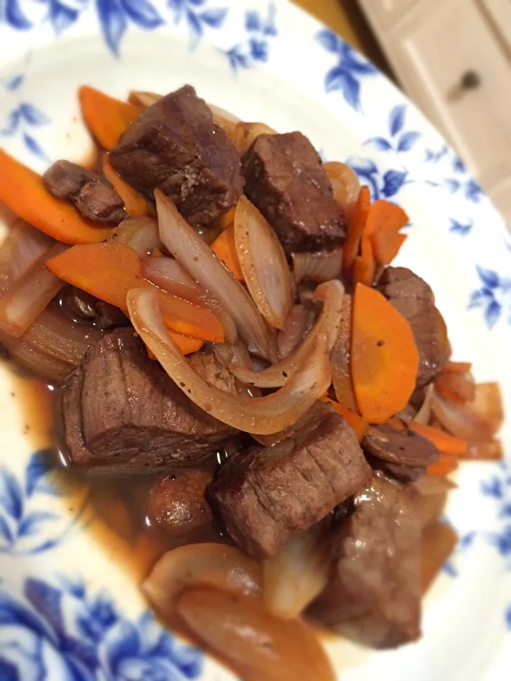 牛もも肉の赤ワインソース煮|きょーーんさん