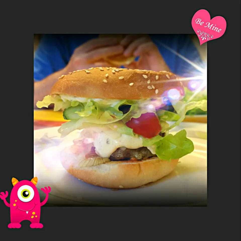 🍔Yummie selfmade Hamburger 🍔 with grilled Swiss Beef, garlic herb sauce, salad, tomatoe and melted Parmesan and Gruyère cheese|Najeskaさん