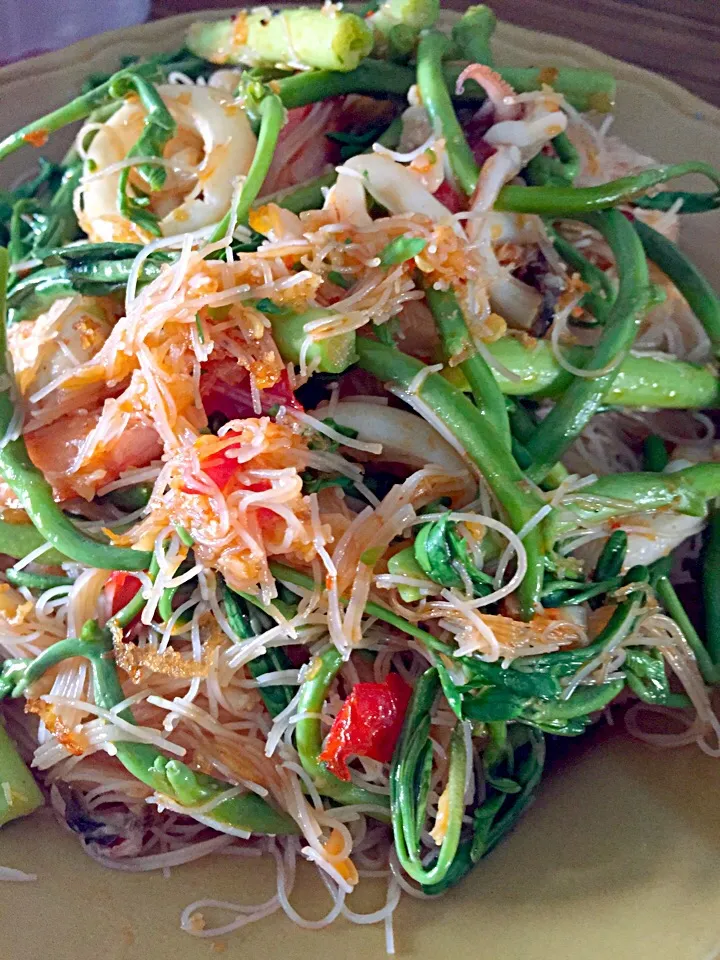 Snapdishの料理写真:หมี่ผัดกะเฉด stir-fried Thai style noodle with shrimps and water minosa.|Dolly Nipusanasさん