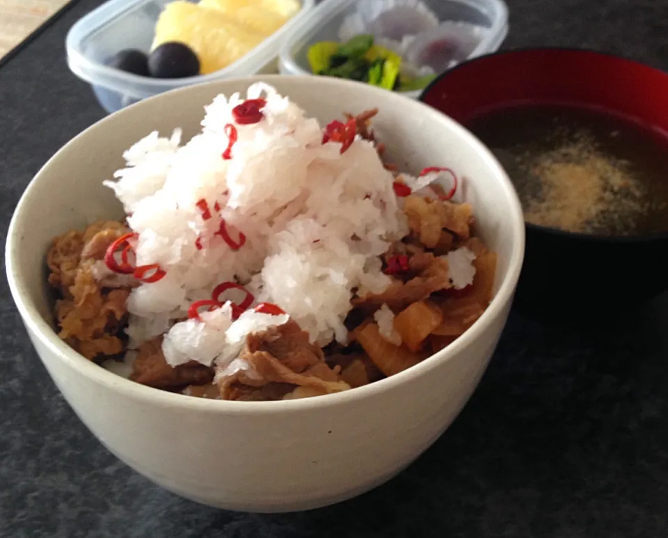 Snapdishの料理写真:単身赴任の昼ごはん  夏大根のおろし牛丼|ぽんたさん