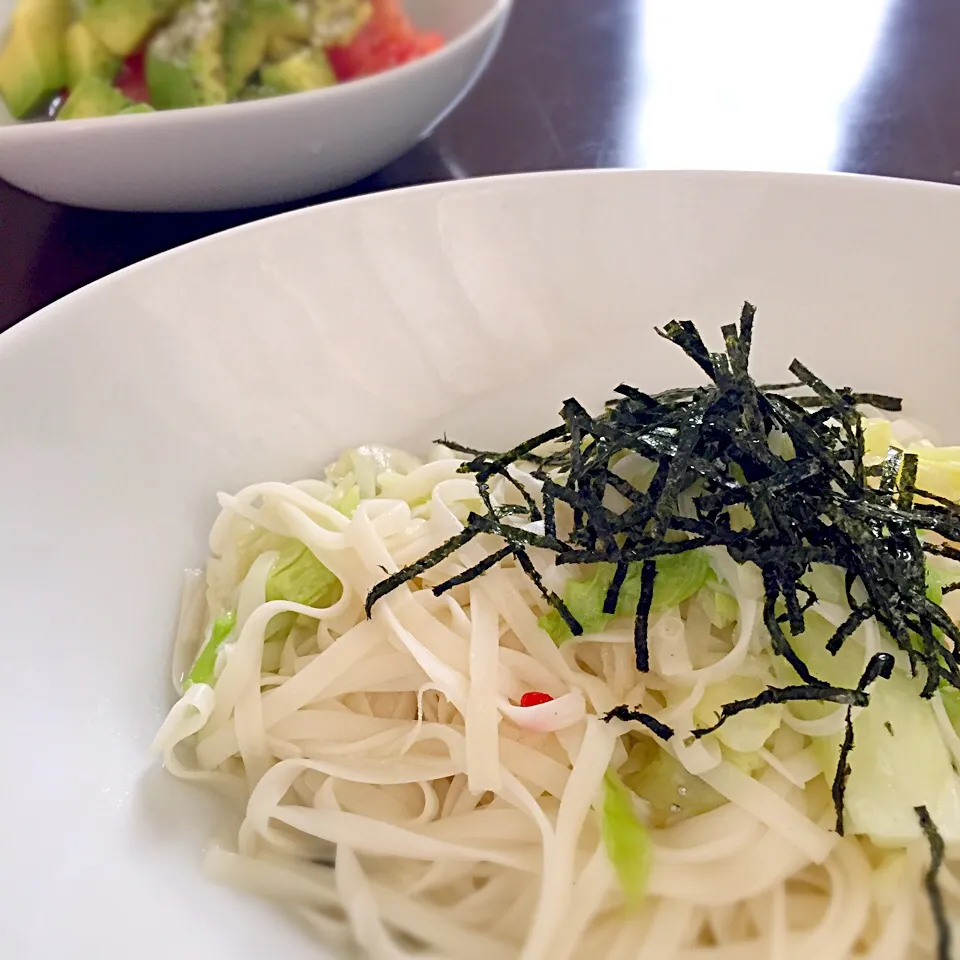 Snapdishの料理写真:白魚の塩辛とキャベツのパスタ風麺、トマトとアボカドのサラダ|chobicmさん