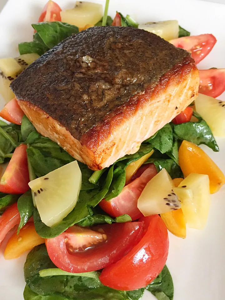 Pan fried salmon served on a bed of tomato, kiwi, apricot and baby spinach|12Dragonさん