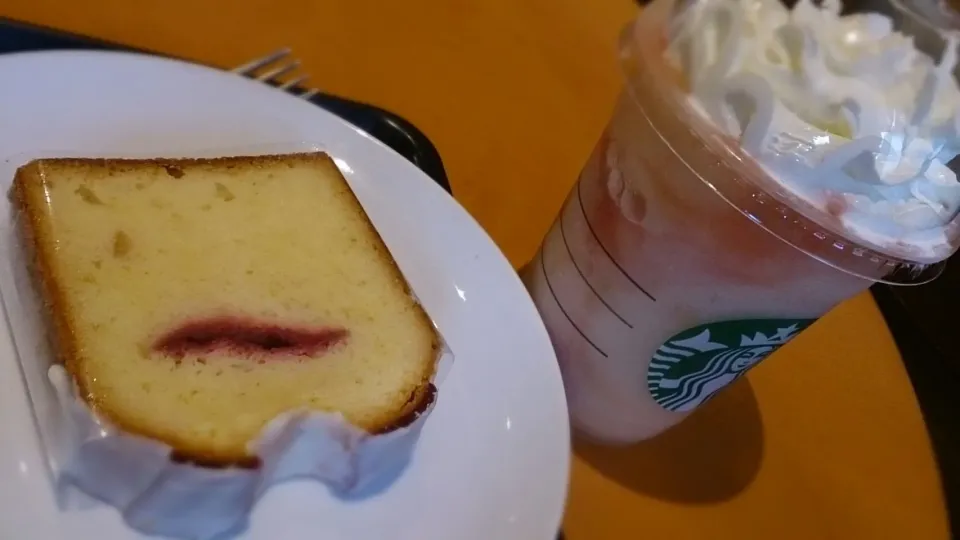 Snapdishの料理写真:コーヒー&エスプレッソケーキ ラズベリーレモン と ピーチインピーチフラペチーノ|ボンゴさん