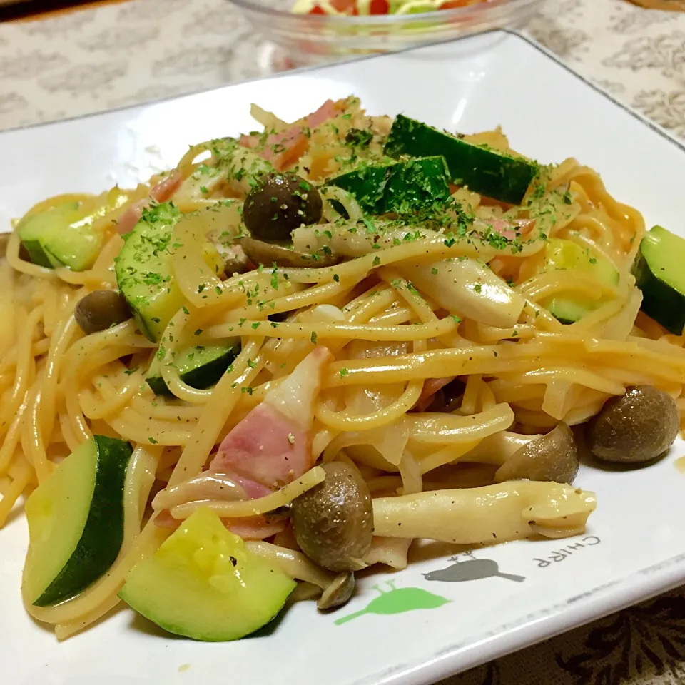 ベーコンとズッキーニとシメジのバタポン醤油スパゲティー|カウンター嬢さん