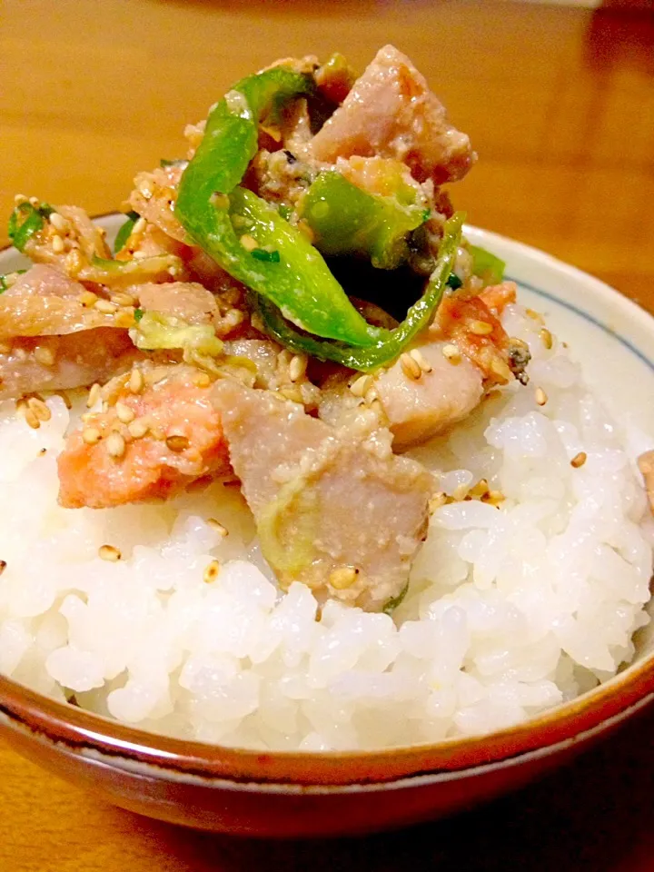 切れ端刺身の塩麹炒め🎵🍚炊きたてご飯のせ|まいりさん