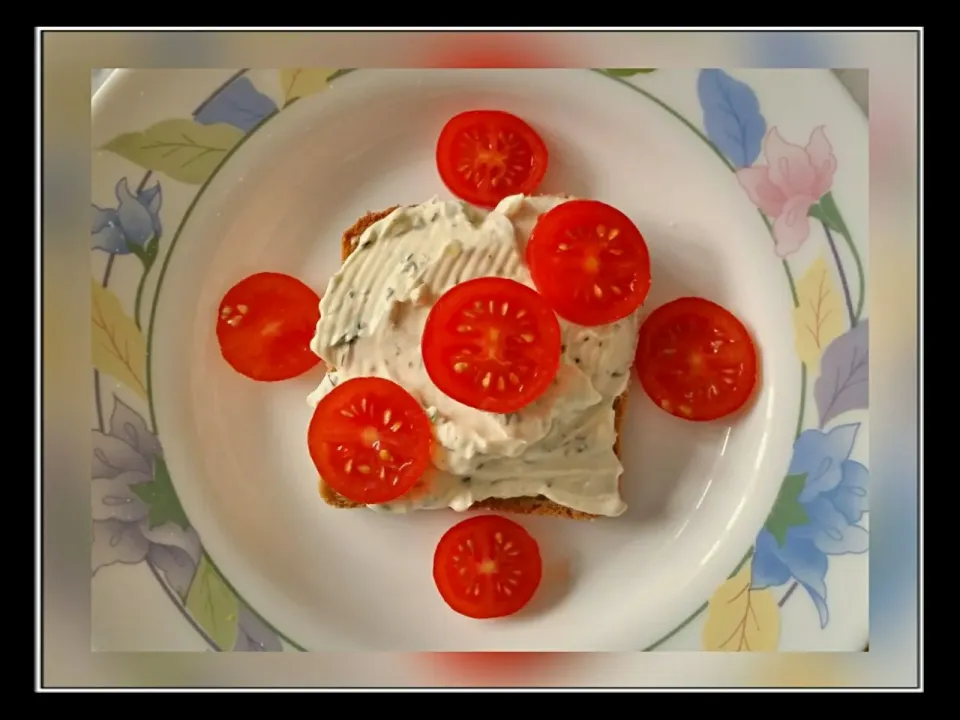 Urdinkelbrot mit Kräuteraufstrich und Cherrytomaten 🍅🍅🍅🍅🍅🍅🍅🍅🍅🍅🍅🍅🍅 Herb garlic spread on primal spelt bread decorated with cherry tomatoes 
🍅🍅🍅🍅🍅🍅🍅🍅🍅🍅🍅🍅🍅|Najeskaさん