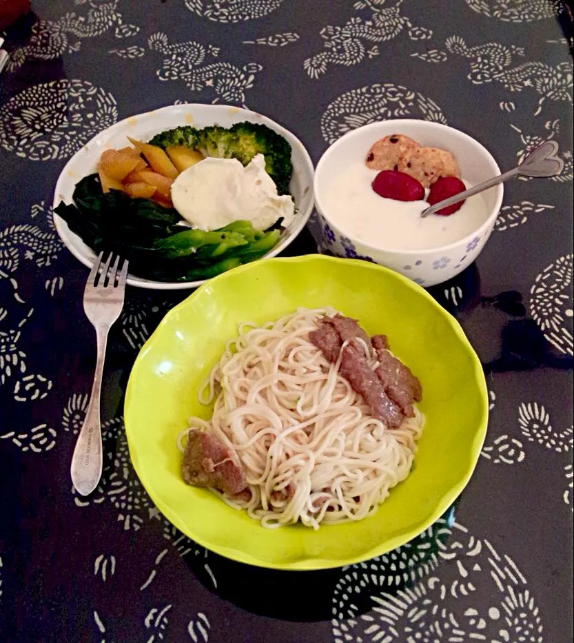 chinese noodle with beef/poached egg/boiled vegetables/yogurt with cookies & dried red dates|Sakumeさん