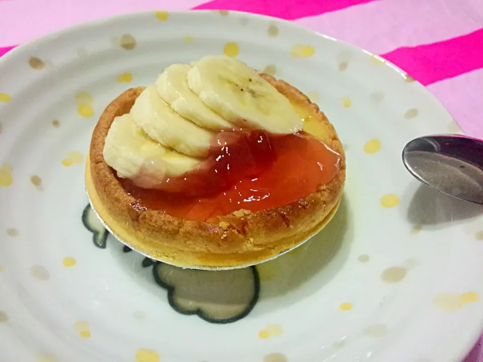 bought custard tart covered with banana slices and grape flavored jelly|Sakumeさん