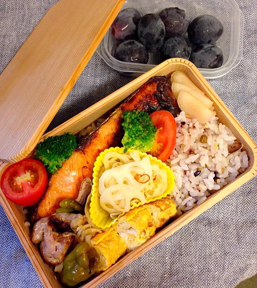 Snapdishの料理写真:今日のお弁当。鮭のレモン塩麹漬け、若鶏のグリル焼き、酢蓮根、卵焼き、ピオーネつき。|Junさん