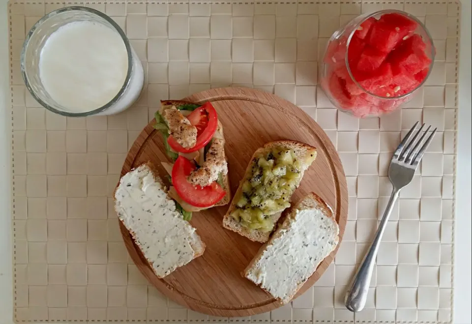 Breakfast: panini with cream cheese, homemade kiwi jam, lattuce, fried mushroom, tomato & fried chicken, watermelon, milk.|Liciaさん