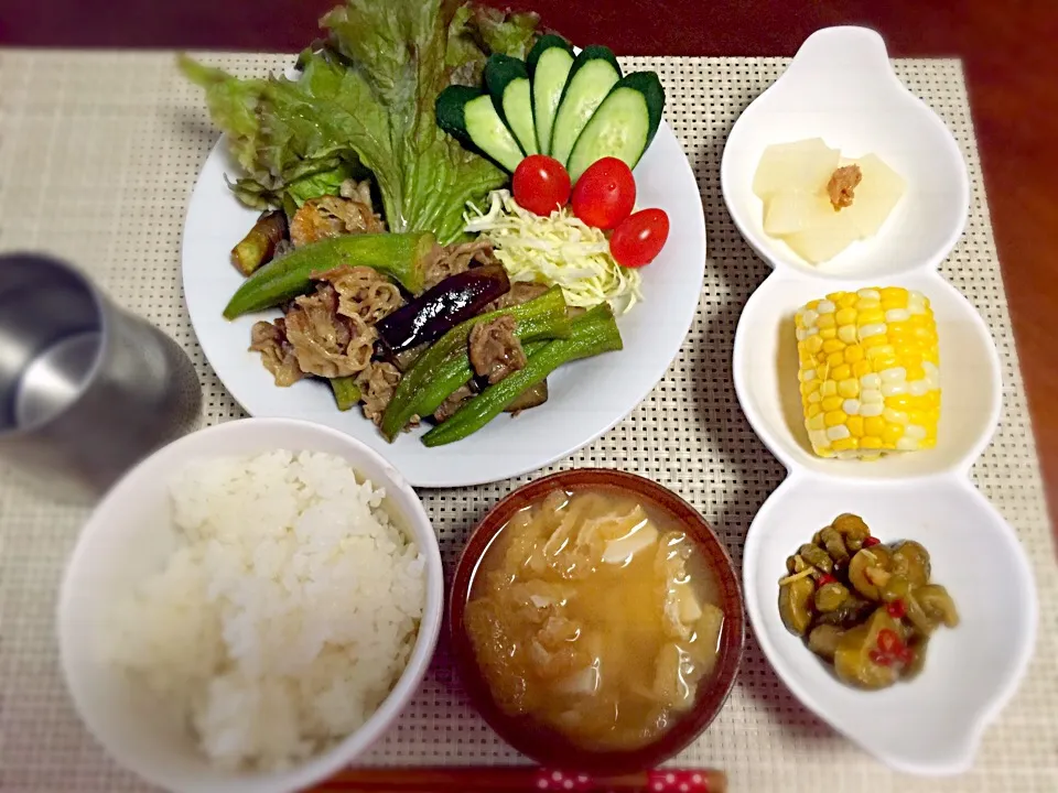 ＊夏野菜と牛肉の炒め物＊出汁煮大根の梅味噌和え＊トウモロコシ＊きゅうりの生姜醤油漬け＊おあげと豆腐の味噌汁|あゆかさん