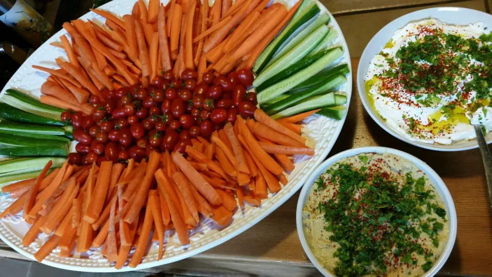 Veg Tray with Hummus and Labneh|Christina Sasserさん