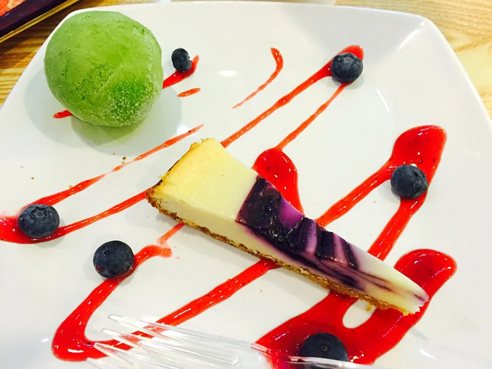 Blueberry Cheesecake with green tea ice cream|EriLorn foodtripさん