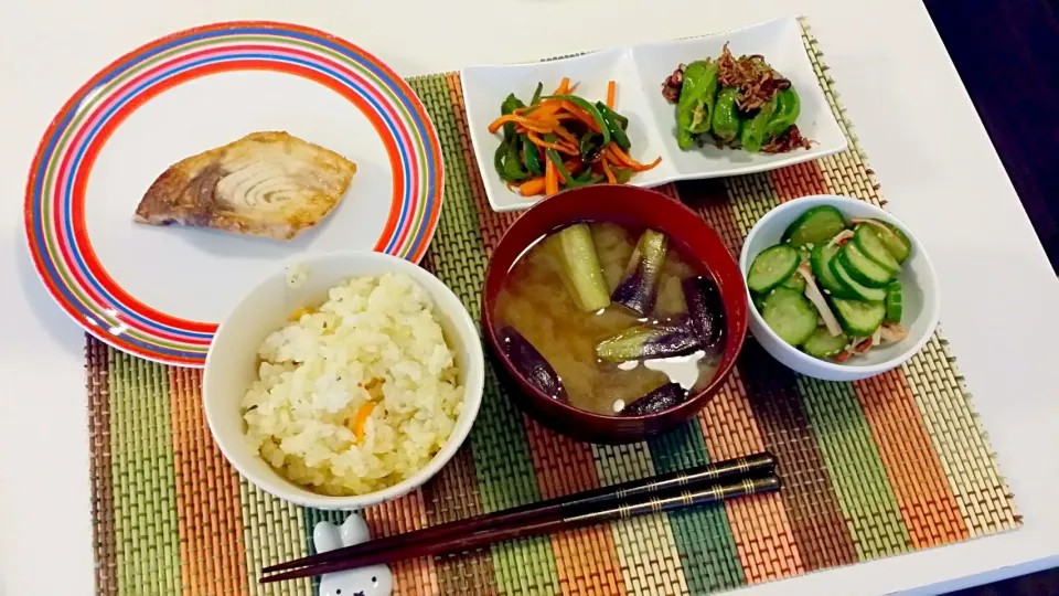 今日の夕食 めかじきの塩麹焼き、ピーマンのきんぴら、ししとうのナンプラー炒め、きゅうりの酢の物、ミニトマトの炊き込みご飯、なすの味噌汁|pinknari🐰🌈さん