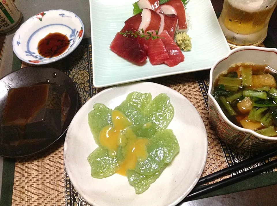 Snapdishの料理写真:刺し身コンニャク＆蛸のあたま＆マグロ＆小松菜と油揚げの煮物＆ゴマ豆腐|まぐろさん