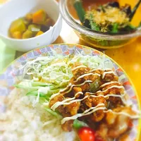 Snapdishの料理写真:カフェ風 唐揚げ丼♪♪  ナスとオクラの揚げ浸し☆かぼちゃの煮物☆|sachikoさん