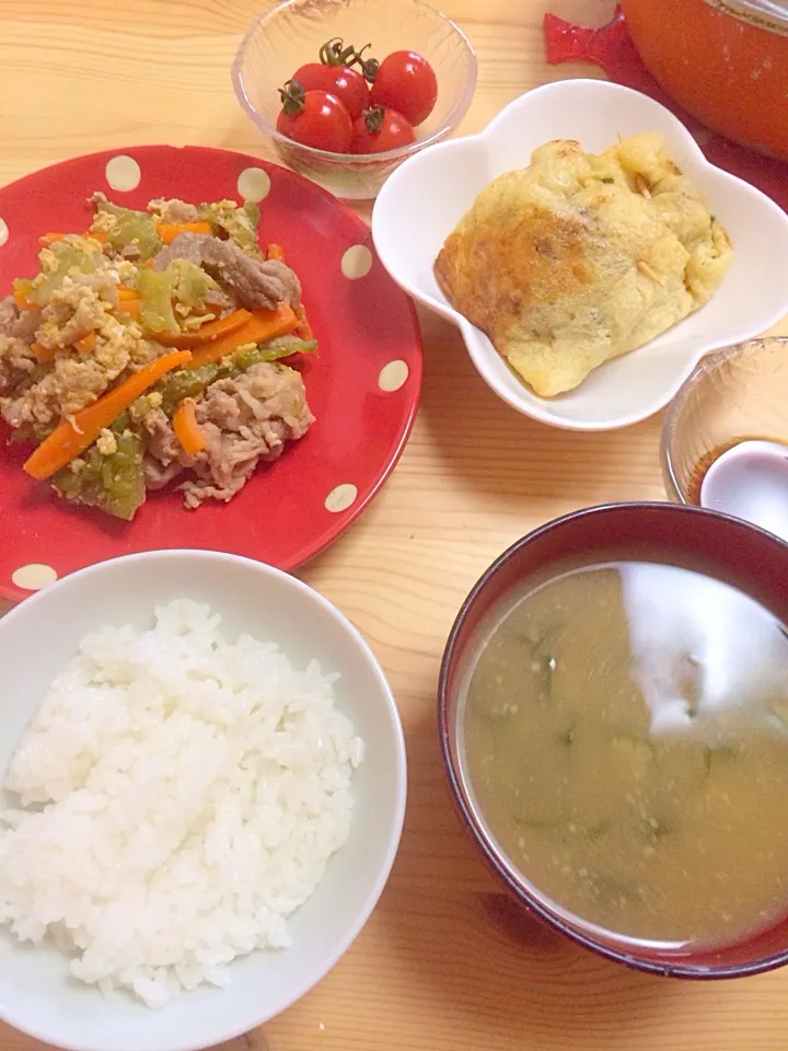 オクラの味噌汁 ゴーヤチャンプル 納豆の油揚げ包みあげ ごはん プチトマト|Chie Kobayashiさん