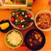 麻婆豆腐＋ベビーリーフとクリームチーズのサラダ、ナスと豆腐のお味噌汁、とうもろこし。|yuki_cotさん