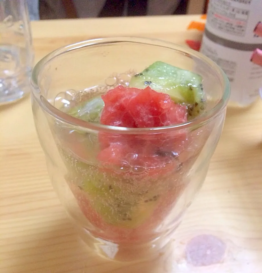 Snapdishの料理写真:キウイとスイカのシャーベットを炭酸水で(^ー゜)|Chie Kobayashiさん