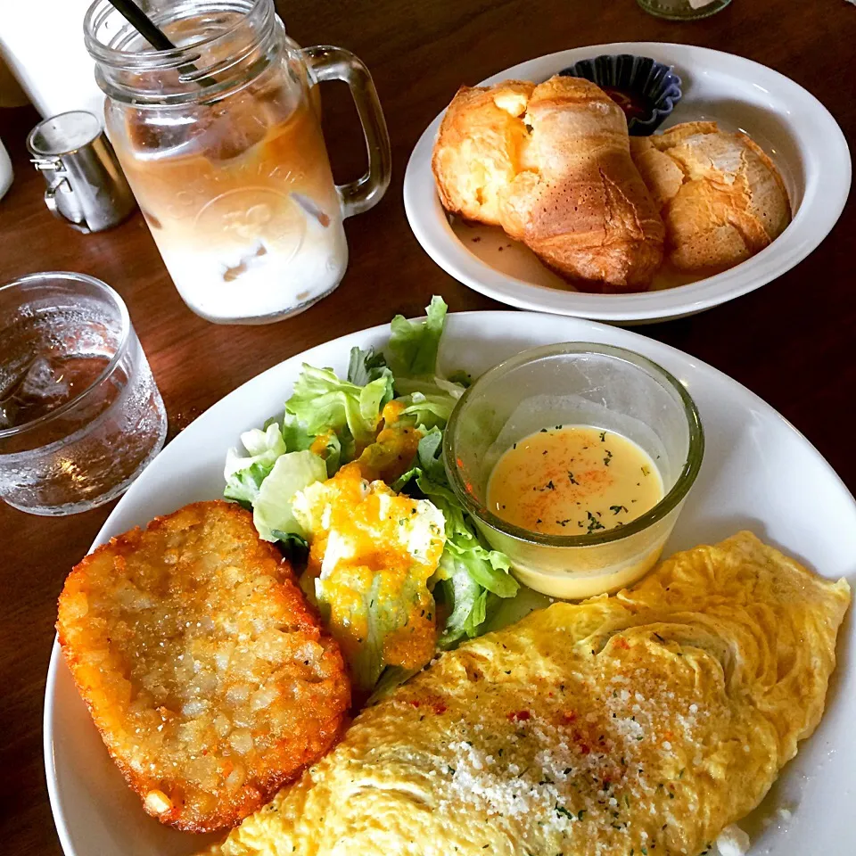 cheese omelet, green salad, and iced cafe au lait.|Kayoko Tomatsuさん