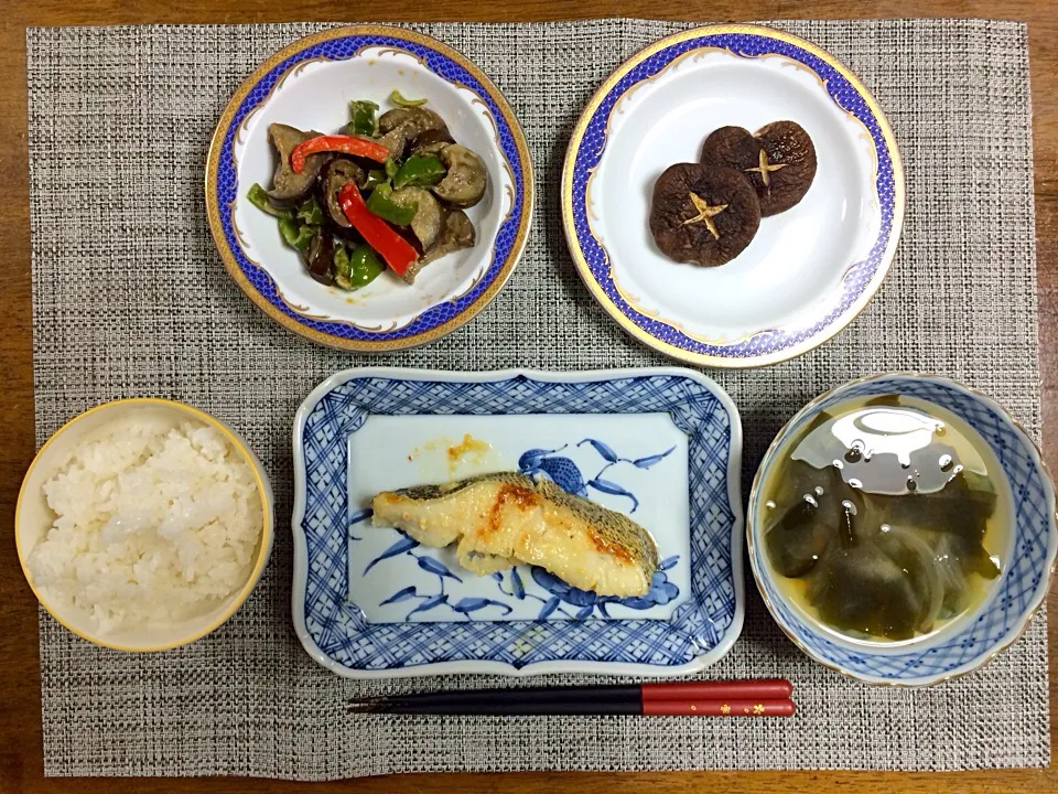 27.8.17 鱈の西京漬、なすとピーマンの味噌炒め、焼き椎茸、わかめと玉ねぎの味噌汁、ご飯|ponhoppelさん