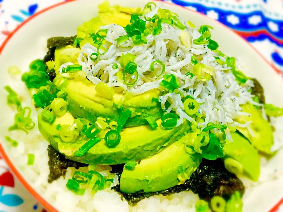 アボカド・しらす丼😋|USO-8000さん