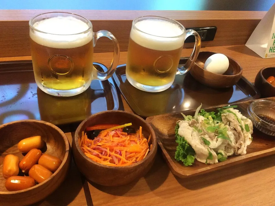 Snapdishの料理写真:ハートランド生で乾杯！ スモークチーズ、人参サラダ、冷しゃぶサラダ、ゆで卵 2015.8.17|キラ姫さん