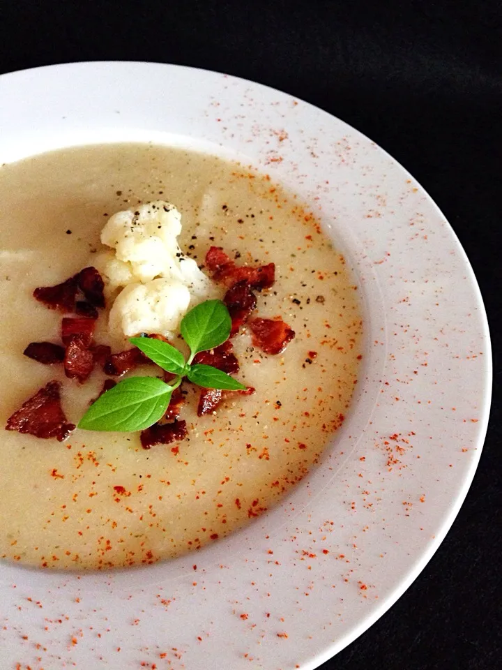 Cauliflower chowder with bacon bits and smoked paprika|coxiella24さん