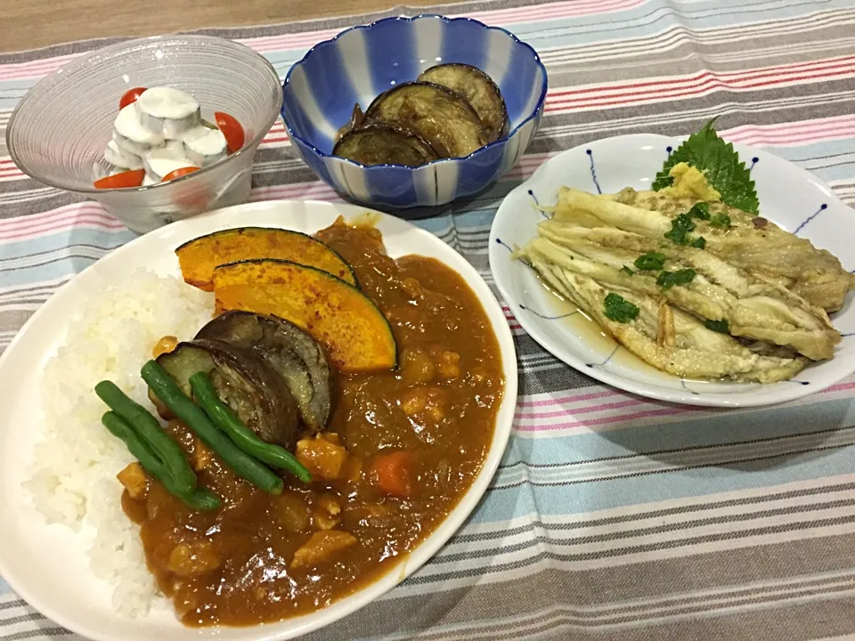 Snapdishの料理写真:夏野菜カレー・実家から頂いた茄子ずくし〜焼きナス&ナスの揚げ浸し・キュウリとミニトマトの水切りヨーグルトマヨサラダ|まーままさん