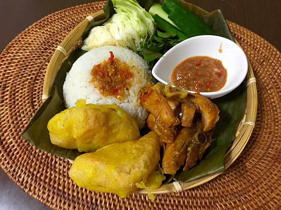 Nasi liwet kumplit|yeni kartikasariさん