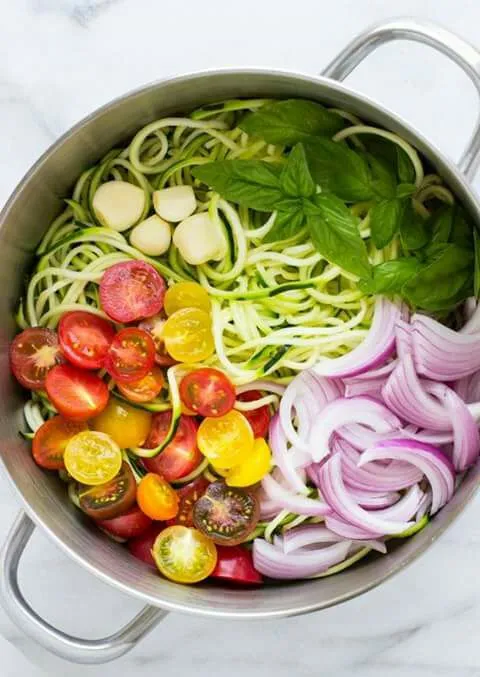 Noodle Stock W/ Fresh Cut Red Onions, Baby Tomatoes, Garlic Cloves W/ Ment Leaf|Sheila Harrisさん