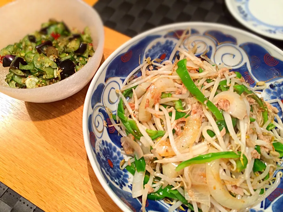 Snapdishの料理写真:鉄板焼きの残り野菜とツナ缶で野菜炒め
茄子と胡瓜の茗荷和え 昆布でヌルヌル ゴマの葉とゴマがアクセント|doc3387さん