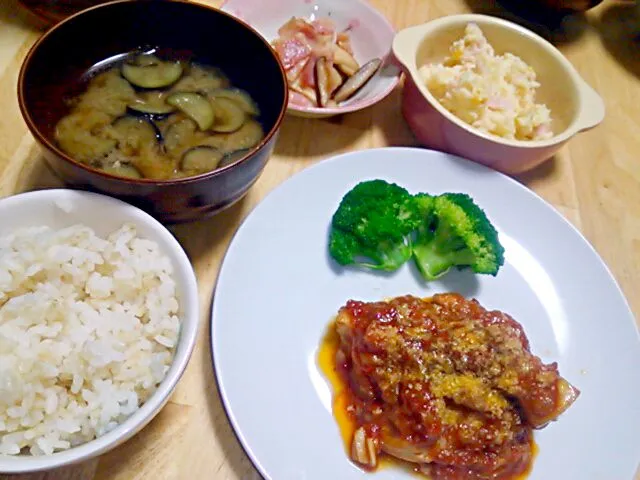 鶏肉のトマト煮
エリンギとベーコンのソテー
ポテトサラダ
茄子の味噌汁
玄米ご飯|めぐさん