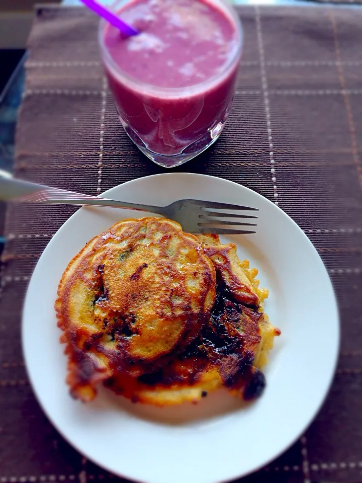 Blueberries pancakes with berries banana shake. Add a teaspoon of Ceylon cinnamon to your shake bring up the taste and smell great!|Allissa Zhaoさん