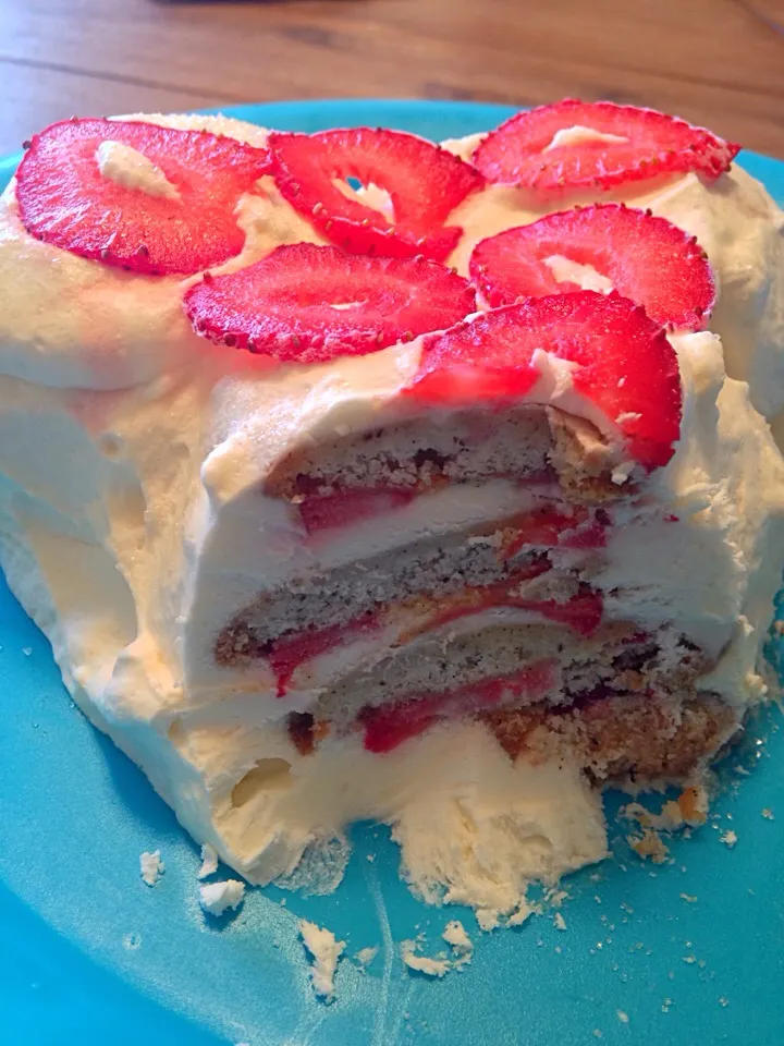 Strawberry vanilla ice box cake|eliseさん