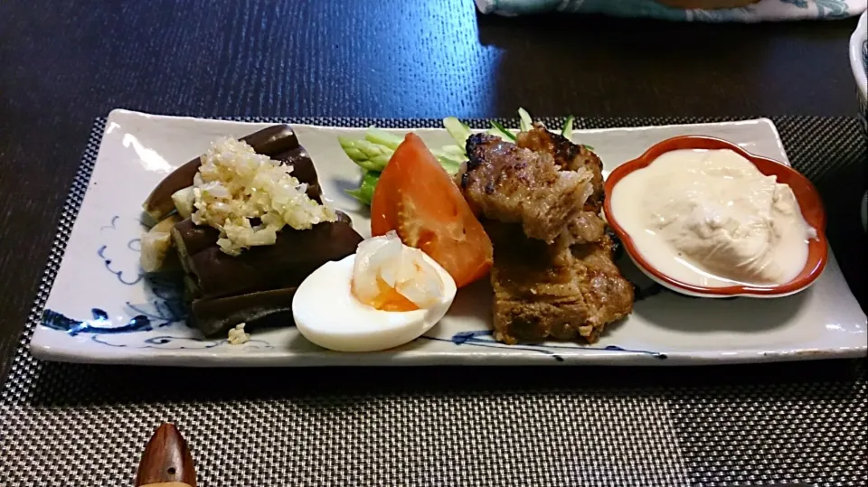 わたしの晩御飯
ゆで茄子のネギ塩だれ
アスパラ 
ゆで玉子酢玉ねぎのせ
豚肉モロミ漬け
湯葉|akemi🐝さん