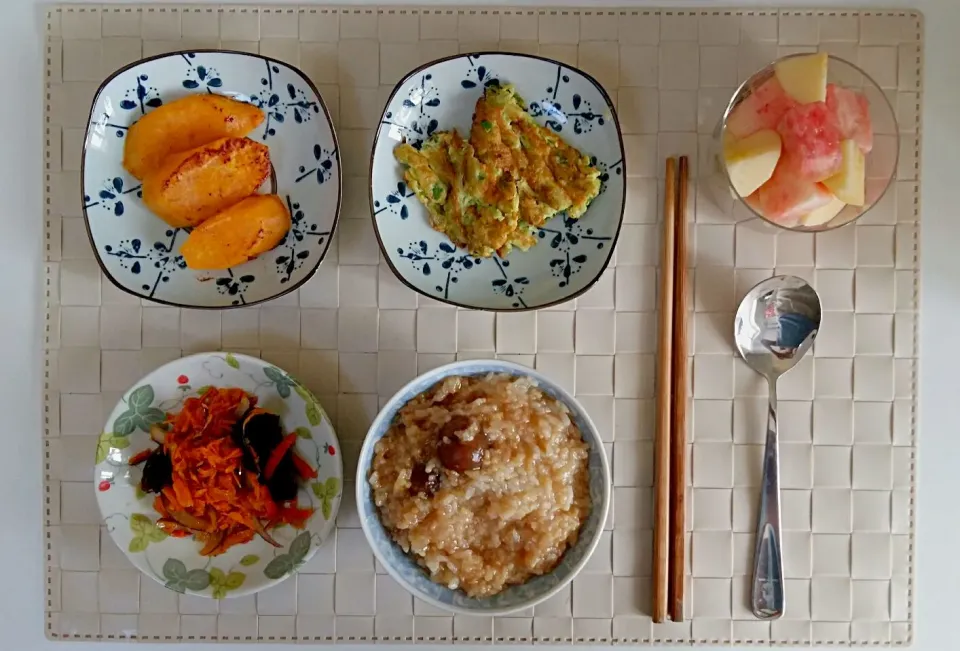 Breakfast: congee, omelet, fried sweet potato, pickles, fruit cup|Liciaさん