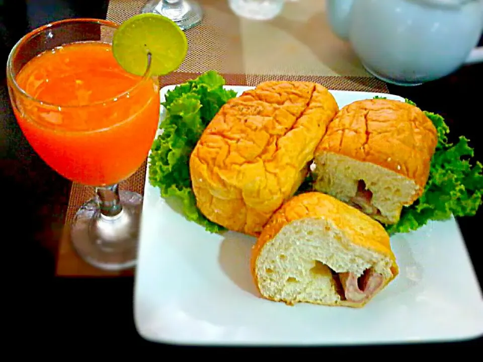 Snapdishの料理写真:Ham and Cheese Loaf (w/ Lemon Orange Pineapple Juice) Breakfast ✔|🌼 Pooja's Kitchenette 🌼さん