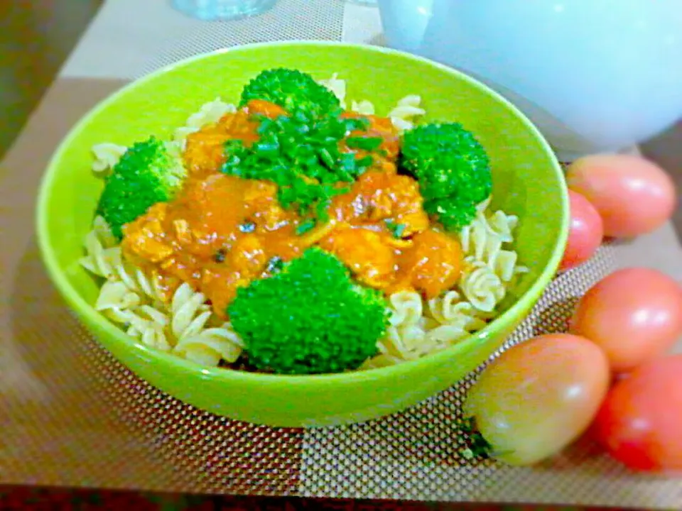 Spiral Pasta in Chicken Tomatoe Sauce w/ Broccoli ✔|🌼 Pooja's Kitchenette 🌼さん