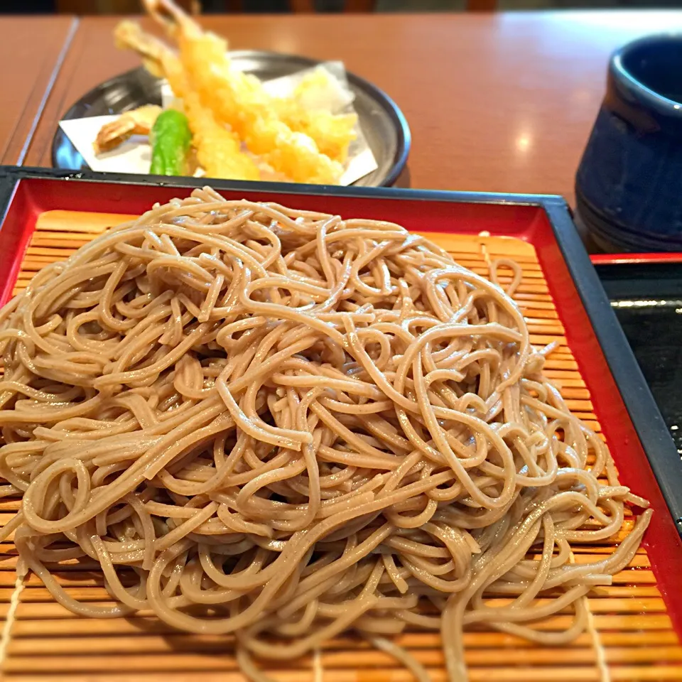 お昼はヘルシーに韃靼そば。でも海老の天ぷらも頼んじゃった。|リュカさん