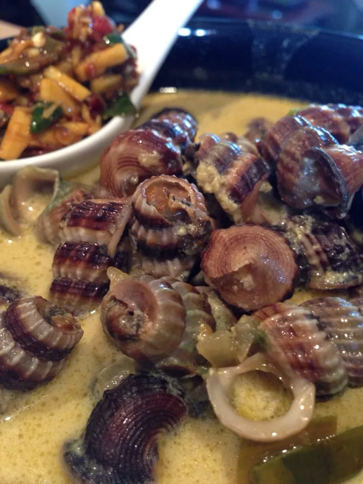 Snapdishの料理写真:Snail cooked in Coconut & Turmeric Leaves Broth.|Joha Hassanさん