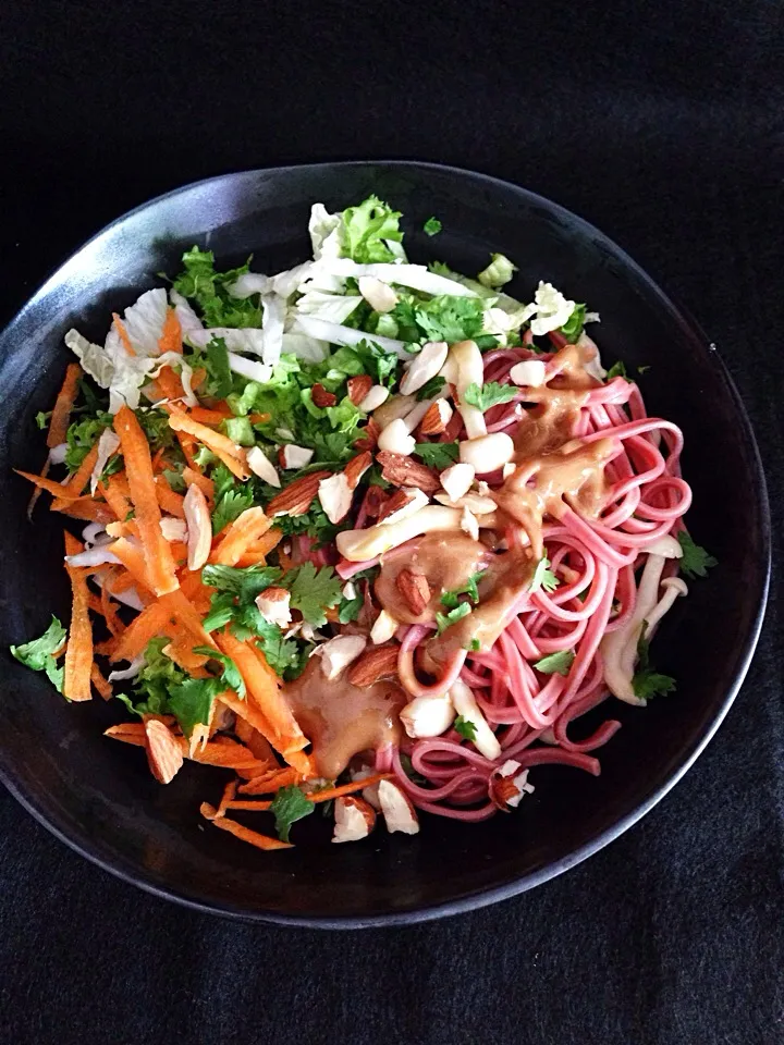 Salad of cold beetroot noodles with sesame-peanut dressing|coxiella24さん