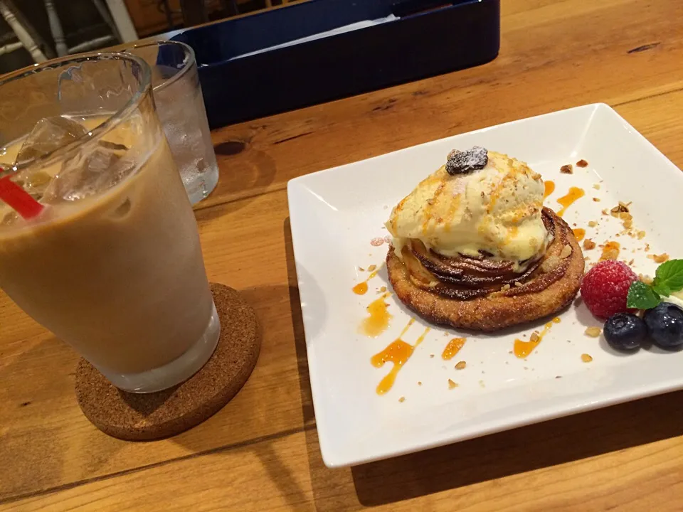 Snapdishの料理写真:アップルパイとカフェラテ|あやぽさん