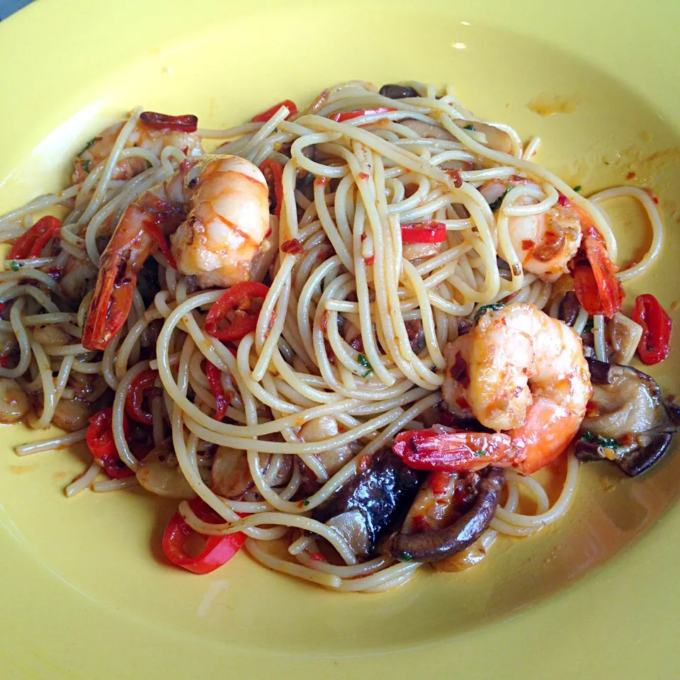 Spicy spaghetti with prawns and mushrooms|michelleさん