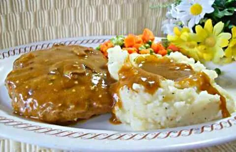 Saulsberry Steak W/ Mushrooms Homemade  Mash Potatoes  And Brown Gravy W/ Carrot Mixture|Sheila Harrisさん