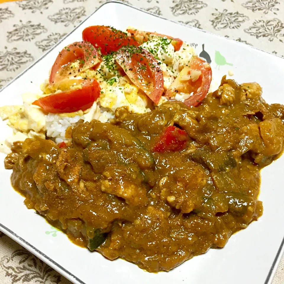 夏野菜のポークカレー トマ玉トッピング|カウンター嬢さん